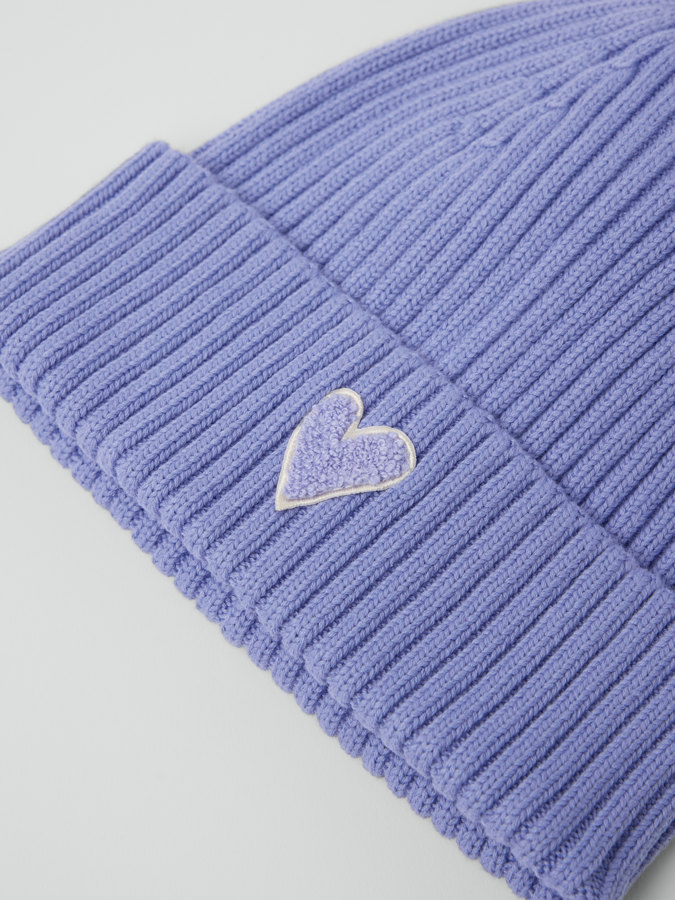 Ribbstickad mössa med applikation Ribbstickad mössa med applikation